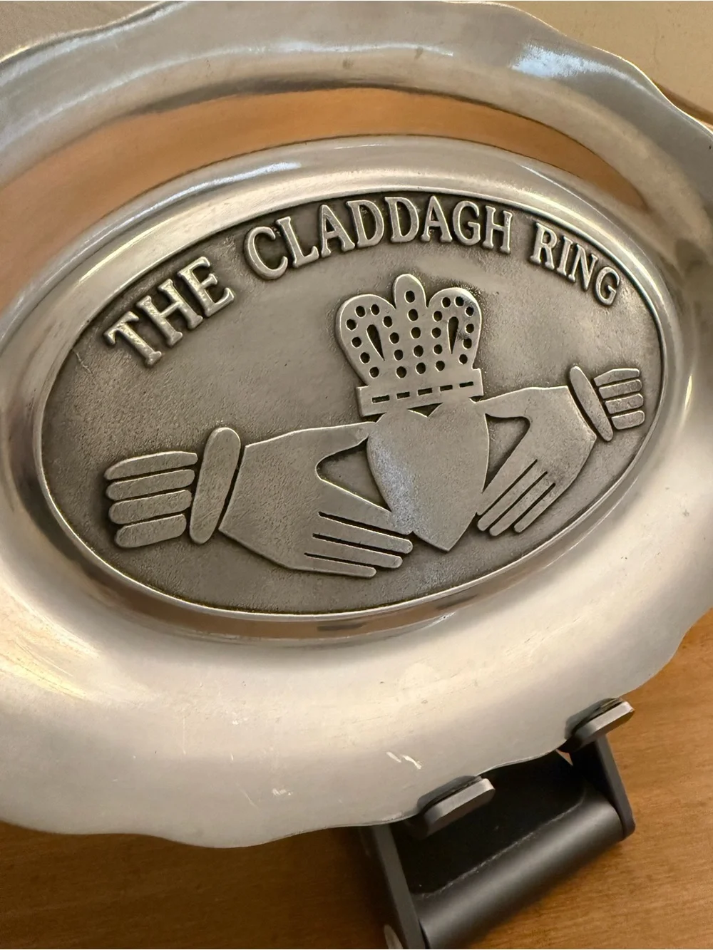Pewtarex Oval metal plate with CLADDAGH design